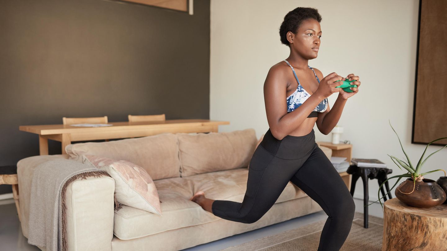 Lunges   Bei Lunges handelt es sich um Ausfallschritte, durch die vor allem der große Gesäßmuskel trainiert wird. Aber auch Beinstrecker und Beinbeuger profitieren davon. Zusätzliches Equipment wird nicht benötigt. Gestartet wird im Stehen, die Füße mit leichter Distanz parallel platziert. Das rechte Bein macht einen Ausfallschritt nach vorn und stoppt in der Bewegung, sobald der Oberschenkel parallel zum Boden ist. Achtung: Das Knie darf hierbei nicht über die Fußspitze herausragen. Anschließend in die Ausgangsposition zurückkehren und das linke Bein nach vorn bringen. Pro Seite 15 Wiederholungen à drei bis fünf Runden.      Wer die Intensität steigern möchte, kann einen Lunge-Walk absolvieren. Hier wird nach dem Ausfallschritt nicht in die Ausgangsposition zurückgekehrt, sondern mit dem linken Bein direkt der nächste Ausfallschritt gemacht.