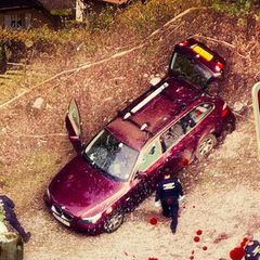 Der Schütze zielte sehr präzise. Der Fahrer des roten BMW hatte versucht, davonzufahren, bevor auch ihn die Kugeln trafen