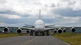 Am Rande des Flughafens der südfranzösichen Pilgerstadt Lourdes/Tarbes stehen weitere ausgemusterte Airbus A380 von Lufthansa und Air France.