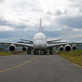 Am Rande des Flughafens der südfranzösichen Pilgerstadt Lourdes/Tarbes stehen weitere ausgemusterte Airbus A380 von Lufthansa und Air France.
