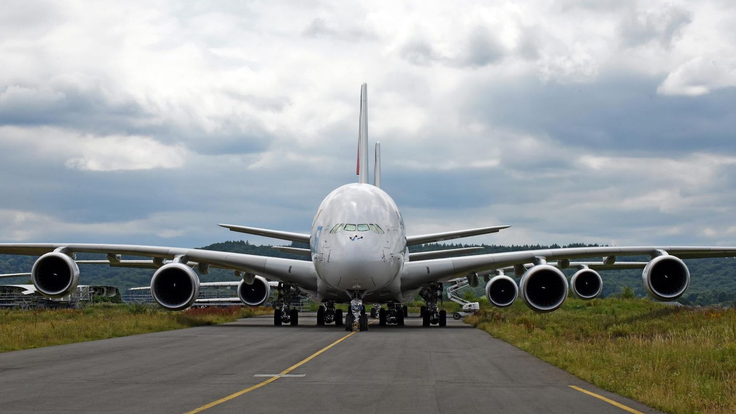 Am Rande des Flughafens der südfranzösichen Pilgerstadt Lourdes/Tarbes stehen weitere ausgemusterte Airbus A380 von Lufthansa und Air France.