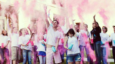 Bei einer "Gender Reveal Party" wird Freunden und Verwandten mittels blauer oder rosa Farbe das Geschlecht des Kindes enthüllt (Symbolbild)