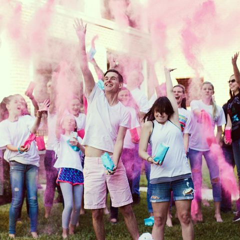 Bei einer "Gender Reveal Party" wird Freunden und Verwandten mittels blauer oder rosa Farbe das Geschlecht des Kindes enthüllt (Symbolbild)