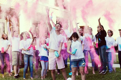 Bei einer "Gender Reveal Party" wird Freunden und Verwandten mittels blauer oder rosa Farbe das Geschlecht des Kindes enthüllt (Symbolbild)