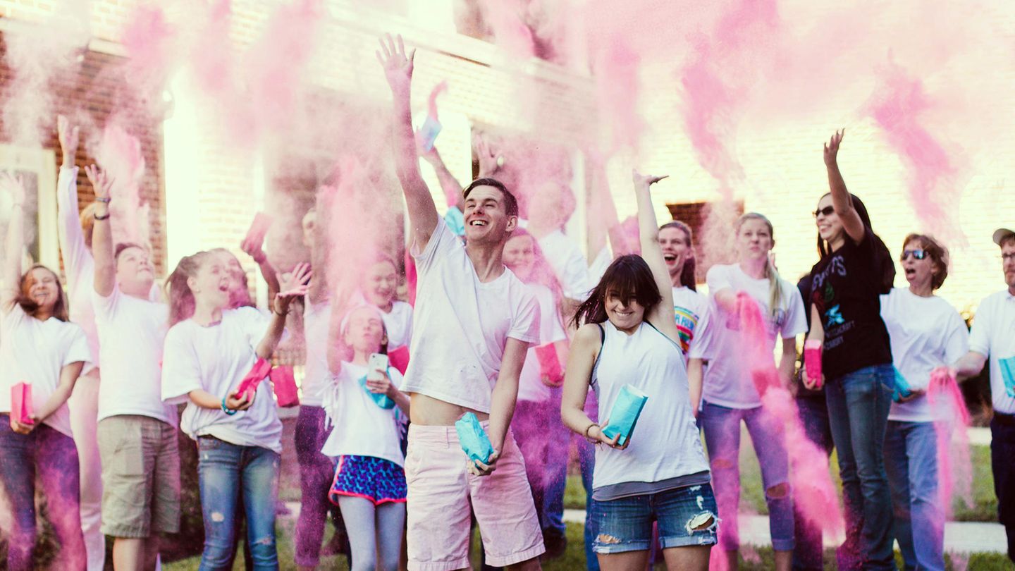 Bei einer "Gender Reveal Party" wird Freunden und Verwandten mittels blauer oder rosa Farbe das Geschlecht des Kindes enthüllt (Symbolbild)