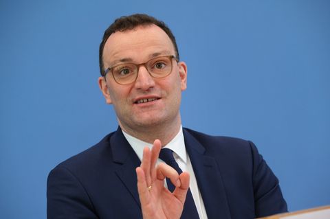 Kampf gegen Pandemie: Spahn: "Jetzt Welle brechen, um testgestützt Außengastronomie, Theater und Einzelhandel zu öffnen"