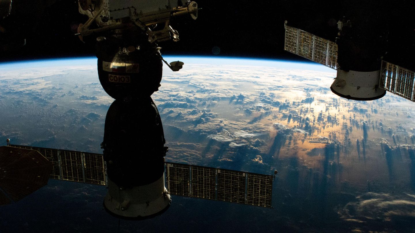 Noch klappt die Zusammenarbeit: Zwei russische Raumschiffe sind an die Internationale Raumstation angedockt.