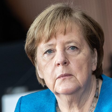 in blauem Blazer sitzt Angela Merkel im Untersuchungsausschuss und schaut ernst