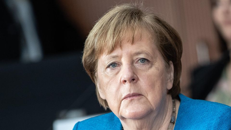 in blauem Blazer sitzt Angela Merkel im Untersuchungsausschuss und schaut ernst