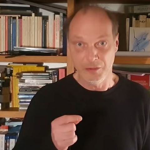Szene aus dem Video mit dem Schauspieler Martin Brambach: Es regt zum Nachdenken an