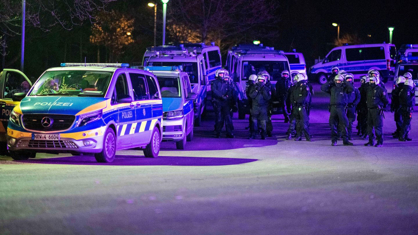 In den frühen Stunden am frühen Mittwochmorgen sollen sogar zwei Schalker von Fans getreten worden sein