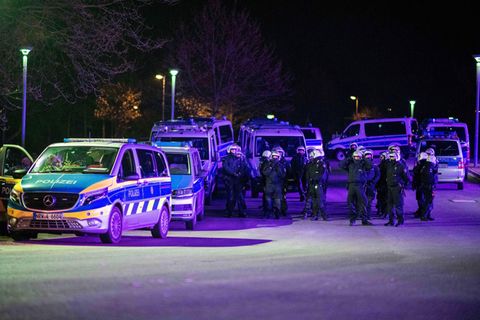 In den frühen Stunden am frühen Mittwochmorgen sollen sogar zwei Schalker von Fans getreten worden sein