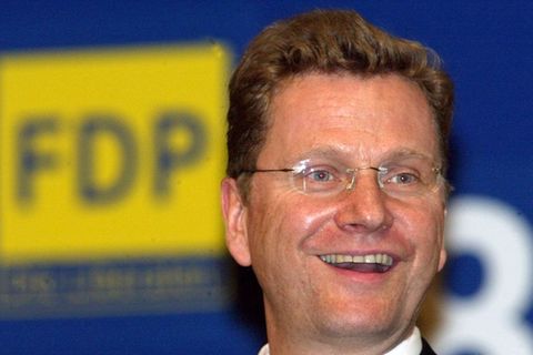 Guido Westerwelle im FDP-Logo im Hintergrund