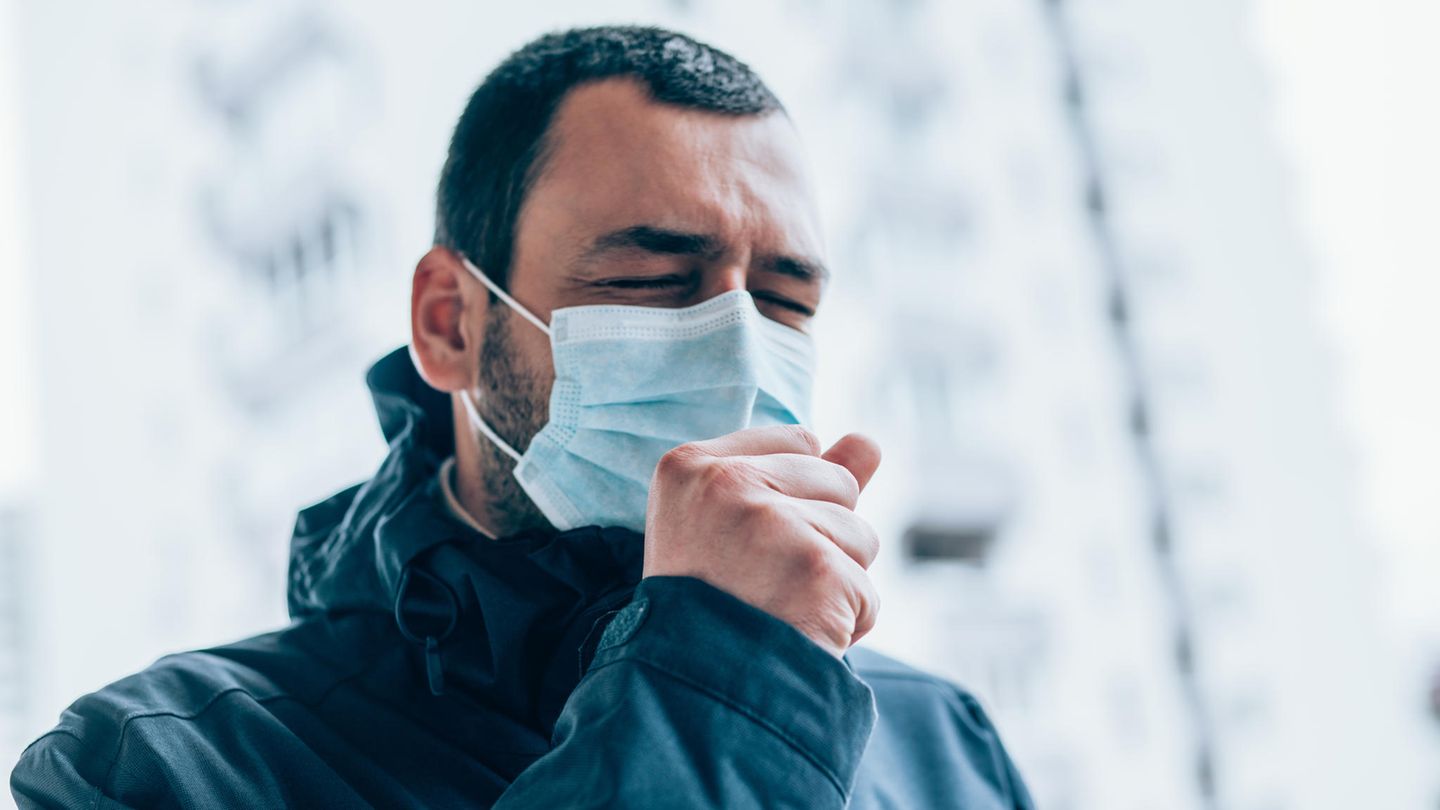 Corona Studie Long Covid USA: Ein Mann mit Maske