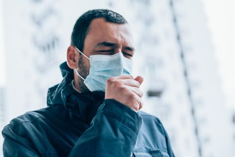 Corona Studie Long Covid USA: Ein Mann mit Maske