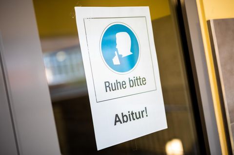 Schild "Ruhe bitte, Abitur"