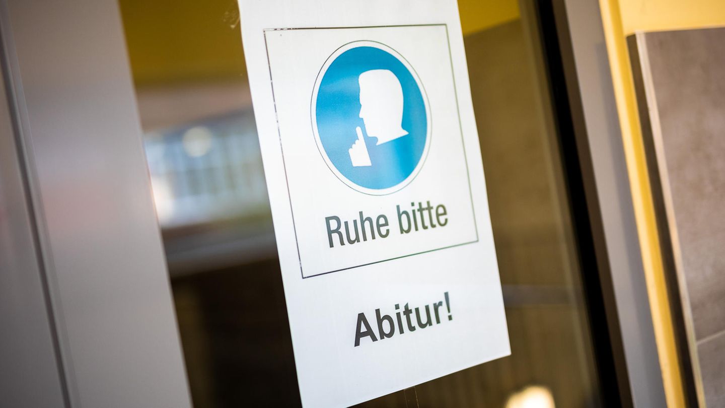 Schild "Ruhe bitte, Abitur"