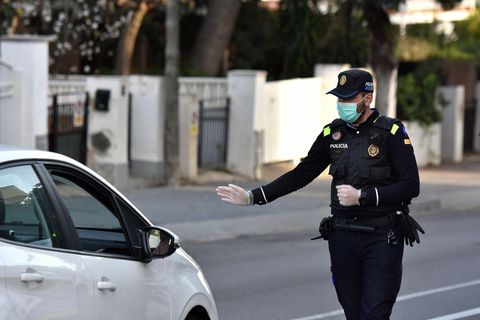 Spanien: Ein Polizist stoppt ein Auto