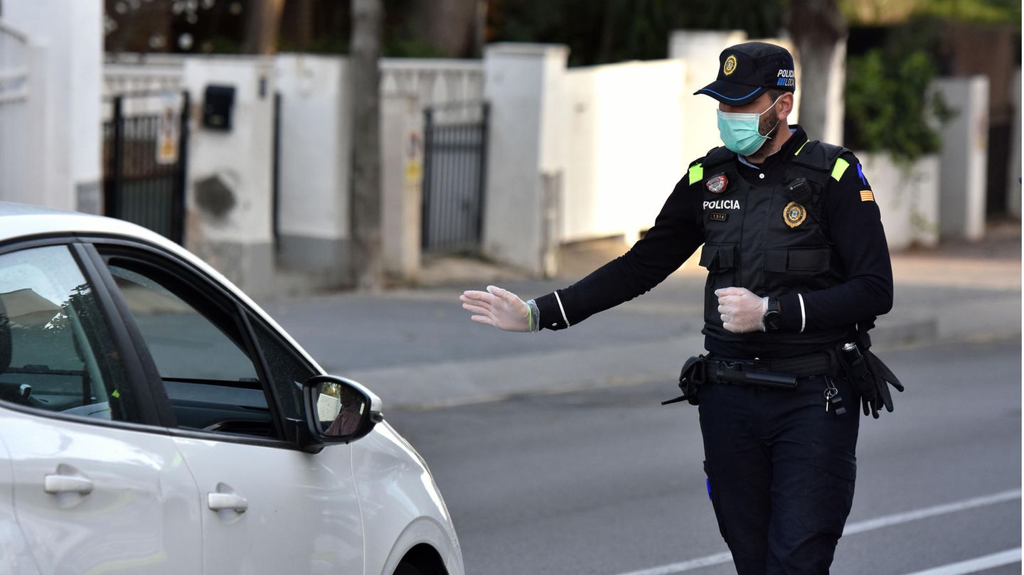 Spanien: Ein Polizist stoppt ein Auto