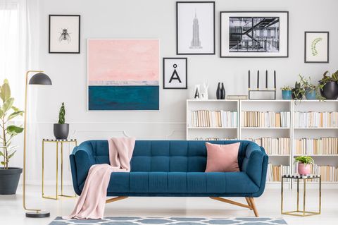 Wohnzimmer mit auffälliger Gallery Wall