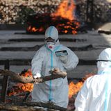 Indien: Ein Familienmitglied eines Corona-Toten vollzieht in einem Krematorium dessen letzte Ölung