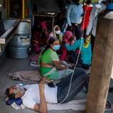 Neu Delhi Indien: Ein Patient erhält Sauerstoff