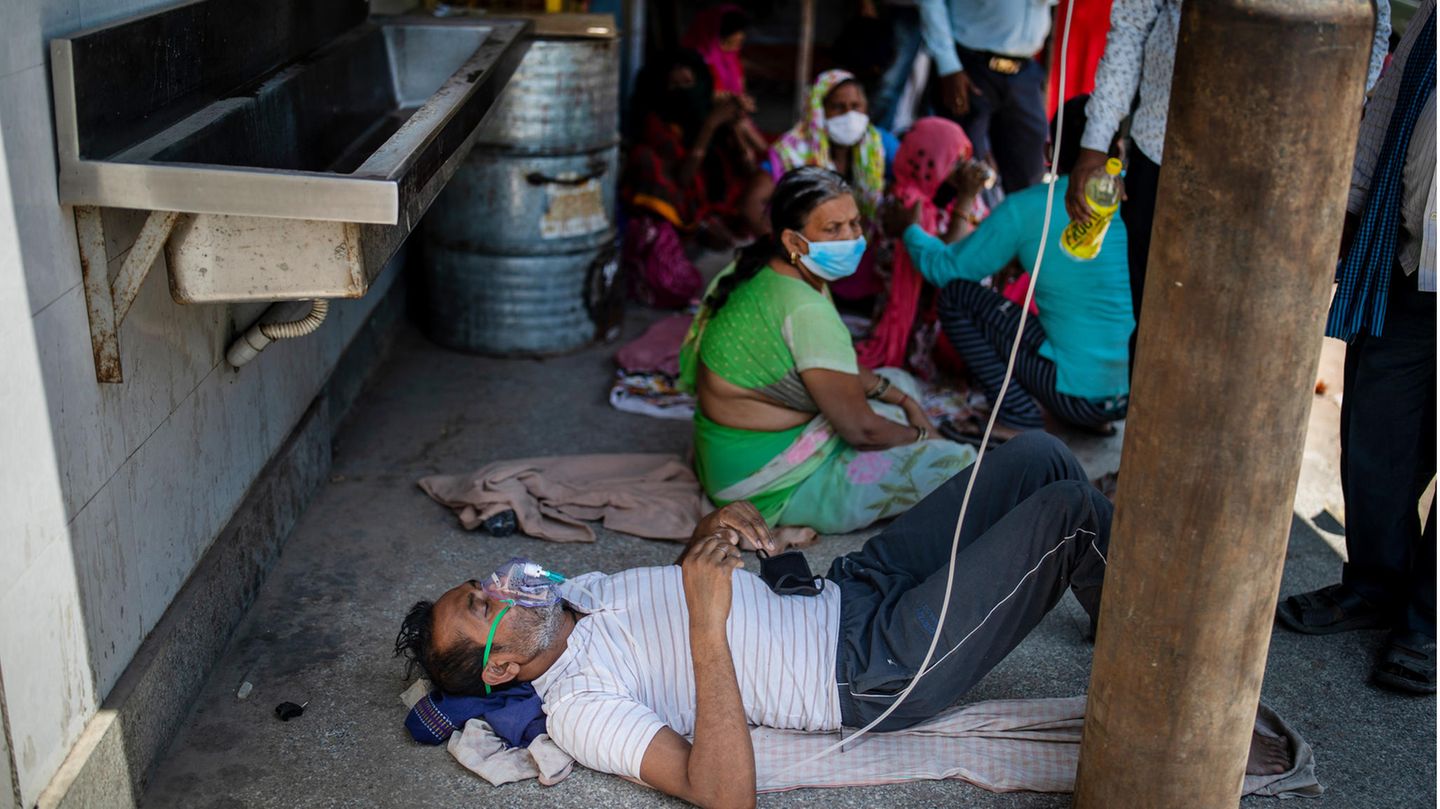 Neu Delhi Indien: Ein Patient erhält Sauerstoff