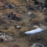 Indien: Scheiterhaufen brennen über Leichnamen von Patienten, die an COVID-19 gestorben sind
