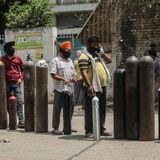 Indien: Angehörige von Corona-Patienten stehen mit leeren Sauerstoffzylindern vor einer Sauerstoff-Abfüllstation