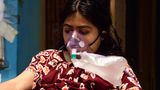Indien: Eine an Corona erkrankte Frau mit einer Sauerstoffmaske