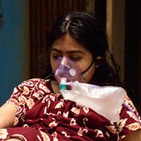 Indien: Eine an Corona erkrankte Frau mit einer Sauerstoffmaske