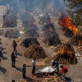 Indien: Scheiterhaufen mit Leichnamen von Covid-19-Opfern brennen auf einem Gelände