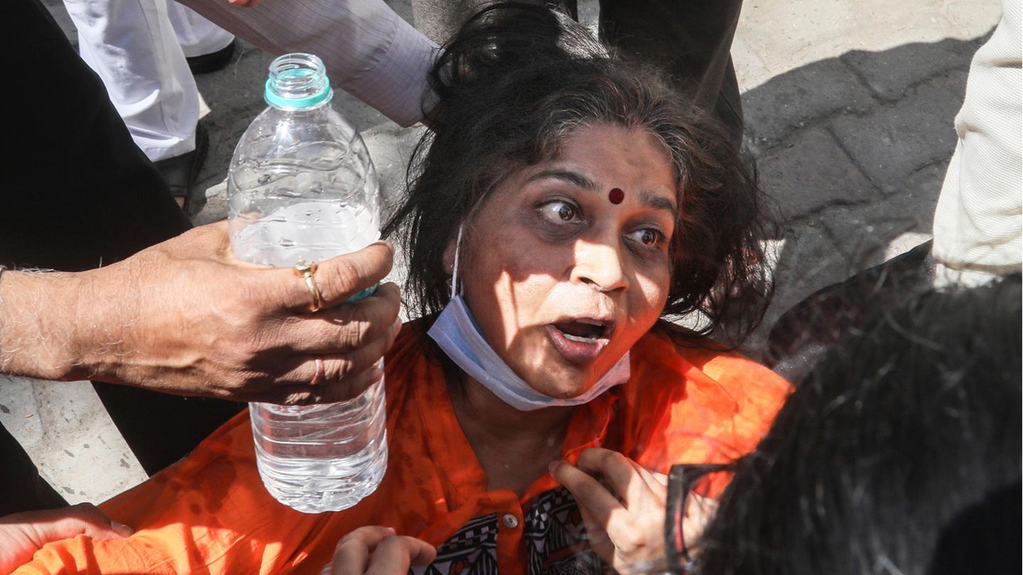 Indien, Neu Delhi: Eine Frau trauert im Golden Hospital in Jaipur