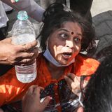 Indien, Neu Delhi: Eine Frau trauert im Golden Hospital in Jaipur