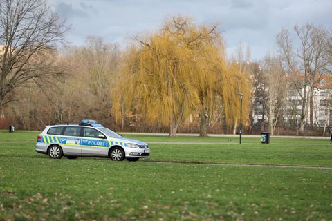 Eine Polizeistreife fährt durch eine Parkanlage (Symbolbild)