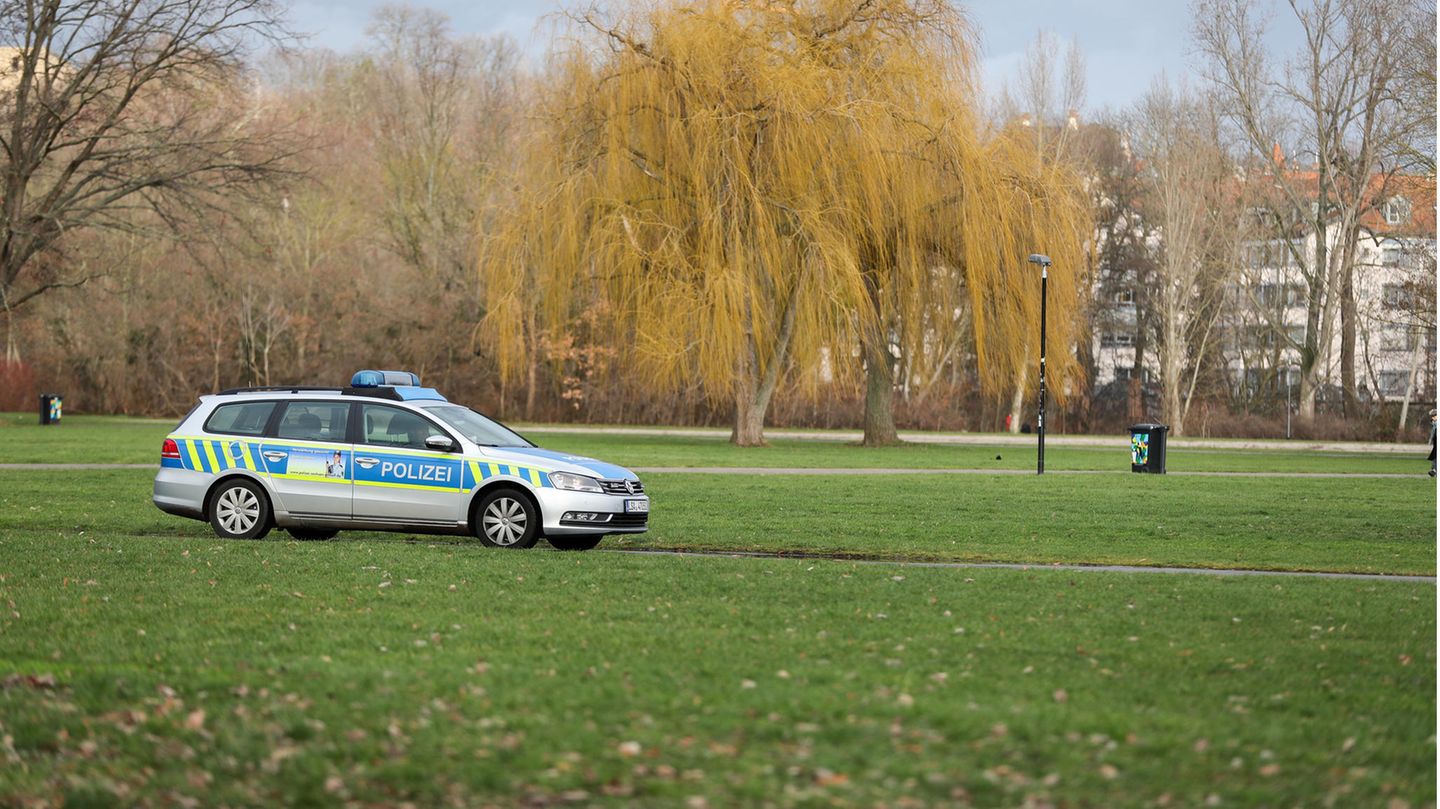 Eine Polizeistreife fährt durch eine Parkanlage (Symbolbild)