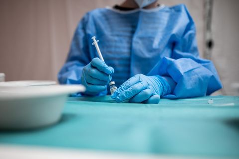 Coronavirus Biontech Friesland: Eine Mitarbeiterin bereitet Spritzen vor