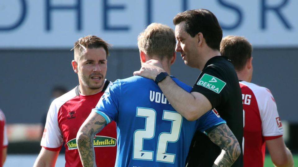Manuel Gräfe mit Kevin Vogt