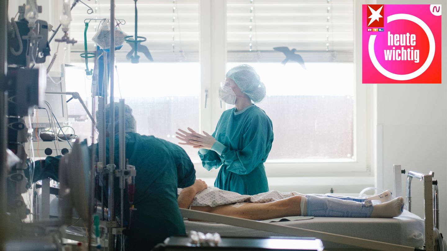 Intensivpflegerinnen versorgen auf der Intensivstation am Klinikum Braunschweig einen an Covid-19 erkrankten Patienten