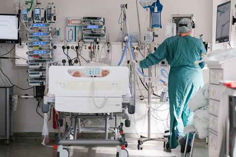 Eine Intensivpflegerin versorgt auf der Intensivstation am Klinikum Braunschweig einen an Covid-19 erkrankten Patienten