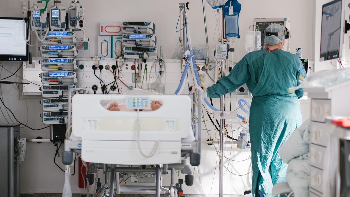 Eine Intensivpflegerin versorgt auf der Intensivstation am Klinikum Braunschweig einen an Covid-19 erkrankten Patienten