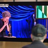 Es war ein historischer Moment, der auch in der Heimat der Schauspielerin mit Interesse registriert wurde: Als erste Südkoreanerin bekam Youn Yuh-jung den Oscar als beste Nebendarstellerin. Sie wurde für ihre Leistung in dem Familiendrama "Minari - Wo wir Wurzeln schlagen" ausgezeichnet - und konnte ihr Glück kaum fassen.