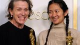 Die beiden großen Gewinnerinnen des Abends strahlen hinterher um die Wette: Frances McDormand und Chloé Zhao gewannen beim wichtigsten Filmpreis des Jahres je zwei Oscars. Zunächst war McDormand als beste Schauspielerin, Zhao als beste Regisseurin für "Nomadland" ausgezeichnet worden. Als Krönung wurde das Roadmovie zum besten Film gekürt - und als Prodzentinnen nahmen McDormand und Zaho ihre zweite Trophäe entgegen.