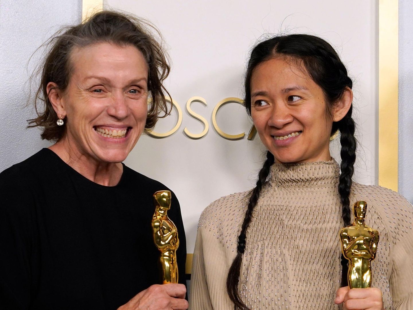 Die beiden großen Gewinnerinnen des Abends strahlen hinterher um die Wette: Frances McDormand und Chloé Zhao gewannen beim wichtigsten Filmpreis des Jahres je zwei Oscars. Zunächst war McDormand als beste Schauspielerin, Zhao als beste Regisseurin für "Nomadland" ausgezeichnet worden. Als Krönung wurde das Roadmovie zum besten Film gekürt - und als Prodzentinnen nahmen McDormand und Zaho ihre zweite Trophäe entgegen.