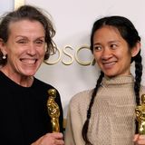 Die beiden großen Gewinnerinnen des Abends strahlen hinterher um die Wette: Frances McDormand und Chloé Zhao gewannen beim wichtigsten Filmpreis des Jahres je zwei Oscars. Zunächst war McDormand als beste Schauspielerin, Zhao als beste Regisseurin für "Nomadland" ausgezeichnet worden. Als Krönung wurde das Roadmovie zum besten Film gekürt - und als Prodzentinnen nahmen McDormand und Zaho ihre zweite Trophäe entgegen.