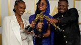 Drei weitere strahlende Musiker: Tiara Thomas, Sängerin H.E.R. und Musikproduzent Dernst Emile II (v.l.) präsentieren stolz ihre Goldjungs, die sie für den besten Originalsong "Fight For You" aus "Judas and the Black Messiah" verliehen bekamen.