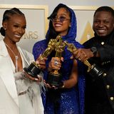 Drei weitere strahlende Musiker: Tiara Thomas, Sängerin H.E.R. und Musikproduzent Dernst Emile II (v.l.) präsentieren stolz ihre Goldjungs, die sie für den besten Originalsong "Fight For You" aus "Judas and the Black Messiah" verliehen bekamen.