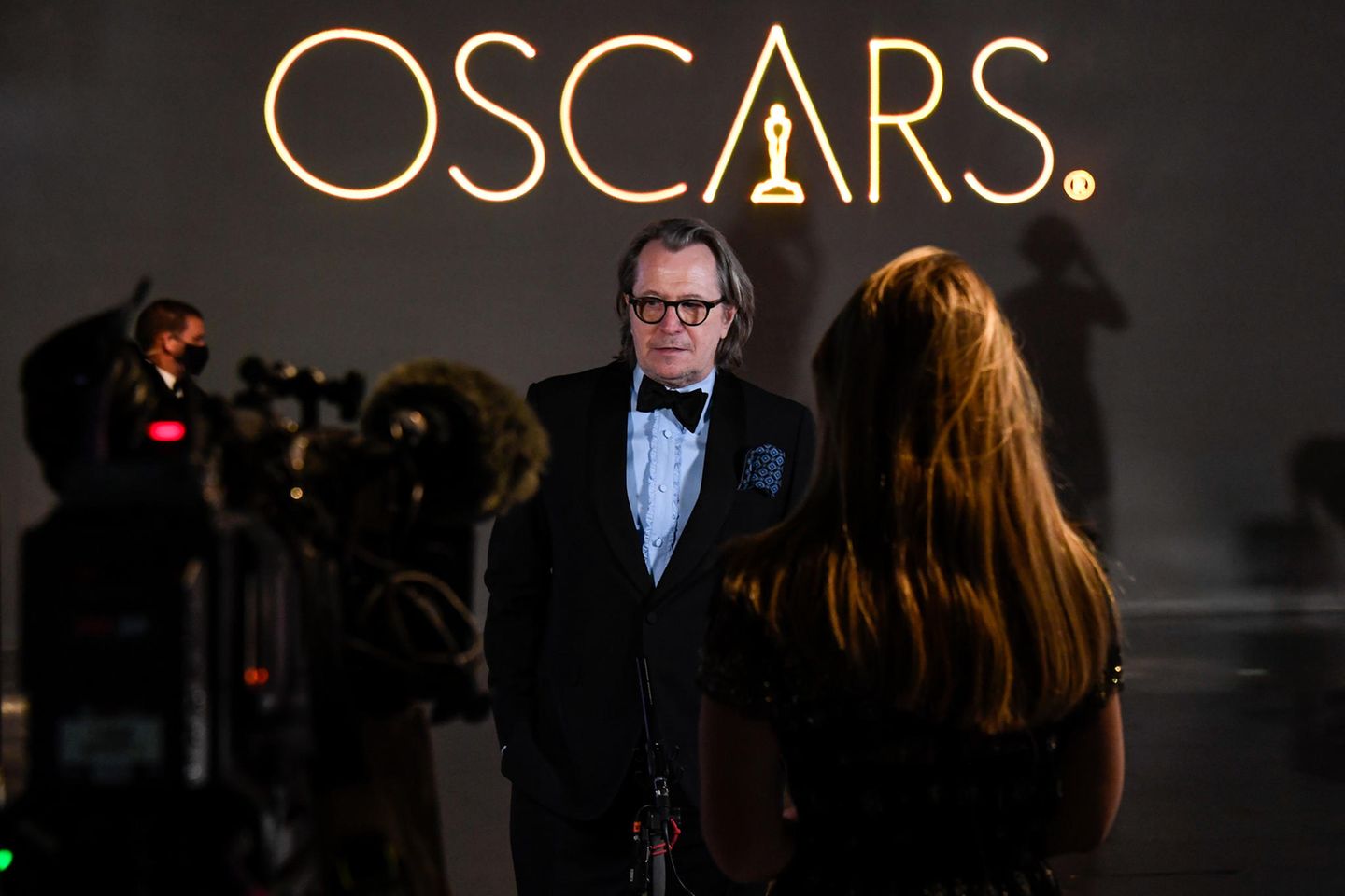 Wo Gewinner sind, gibt es auch Verlierer: Dazu zählt der für zehn Oscars nominierte Film "Mank", der letztlich nur zwei Trophäen in Nebenkategorien erhielt. Die Hauptdarsteller Gary Oldman (Foto) und Amanda Seyfried gingen dagegen leer aus. Oldman dürfte es verschmerzen: Er erhielt bereits 2018 den Oscar für seine Darstellung des britischen Premierministers Winston Churchill in "Die dunkelste Stunde".
