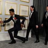 Jon Batiste, Trent Reznor und Atticus Ross (v.l.) zelebrieren ihren Oscar-Gewinn in der Kategorie beste Filmmusik. Sie steuerten den Soundtrack für den Animationsfilm "Soul" bei. Für Reznor und Ross ist es bereits der zweite Oscar: Die beiden wurden 2011 für ihren musikalischen Beitrag zu "The Social Network" ausgezeichnet.
