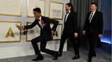 Jon Batiste, Trent Reznor und Atticus Ross (v.l.) zelebrieren ihren Oscar-Gewinn in der Kategorie beste Filmmusik. Sie steuerten den Soundtrack für den Animationsfilm "Soul" bei. Für Reznor und Ross ist es bereits der zweite Oscar: Die beiden wurden 2011 für ihren musikalischen Beitrag zu "The Social Network" ausgezeichnet.